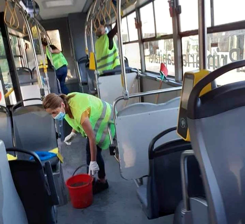 Toate suprafețele din mijloacele de transport în comun sunt spălate cu substanțe pe bază de clor