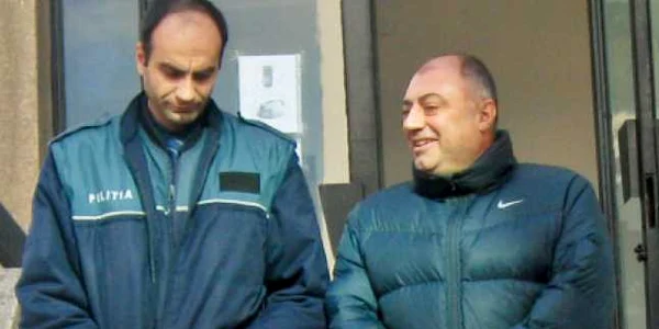 Antonie Solomon (dreapta) s-a priceput de minune să-şi ascundă cătuşele  