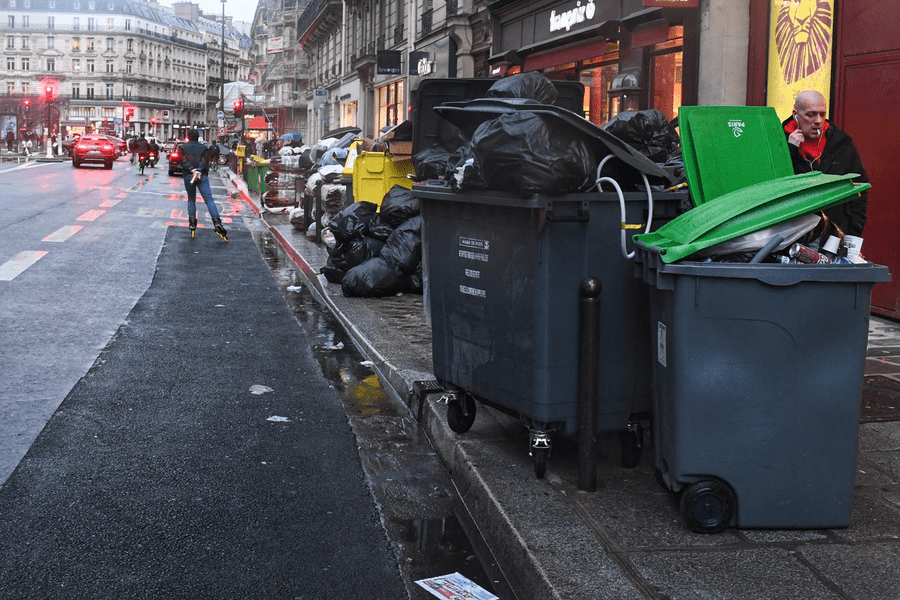 Munți de gunoaie pe străzile din Paris, pe fondul protestelor față de reforma pensiilor FOTO