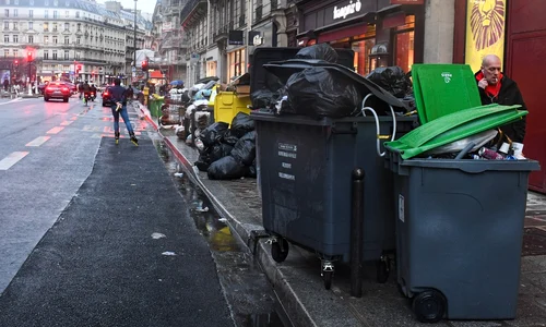 Gunoaie pe străzile din Paris FOTO Profimedia 