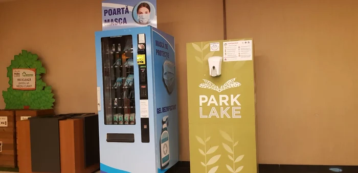 Primele trei automate cu măști de protecție au fost instalate într-un mall din București