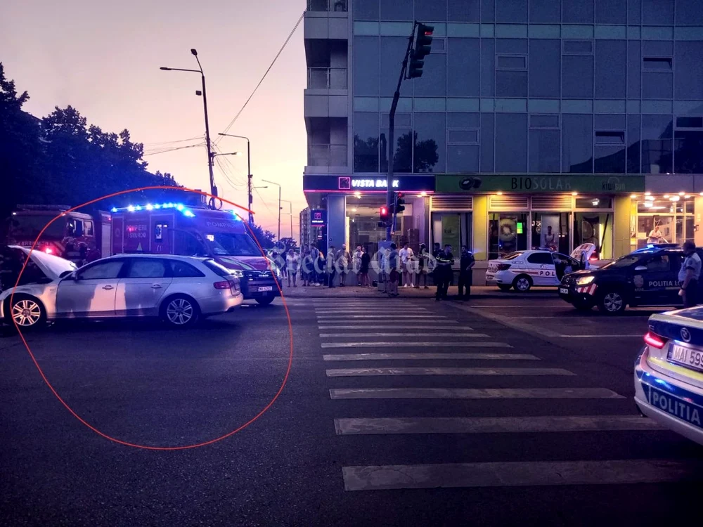 O mașină s-a ciocnit cu o autospecială de poliție, în Arad. 