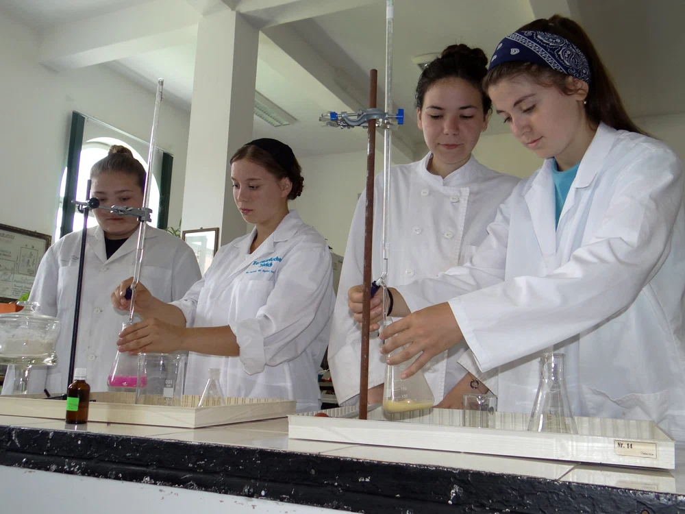 Determinări în laborator FOTO Liceul Șendriceni