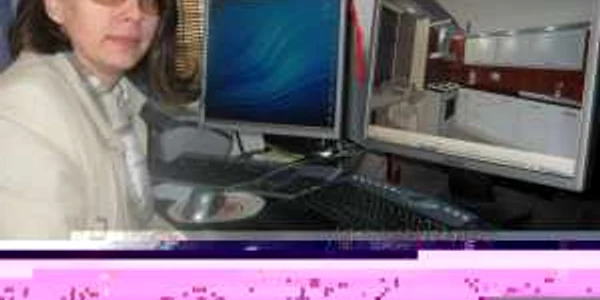 Octavia Nicoleta Negulescu este mândră de lucrările ei şi petrece ore în şir în faţa computerului