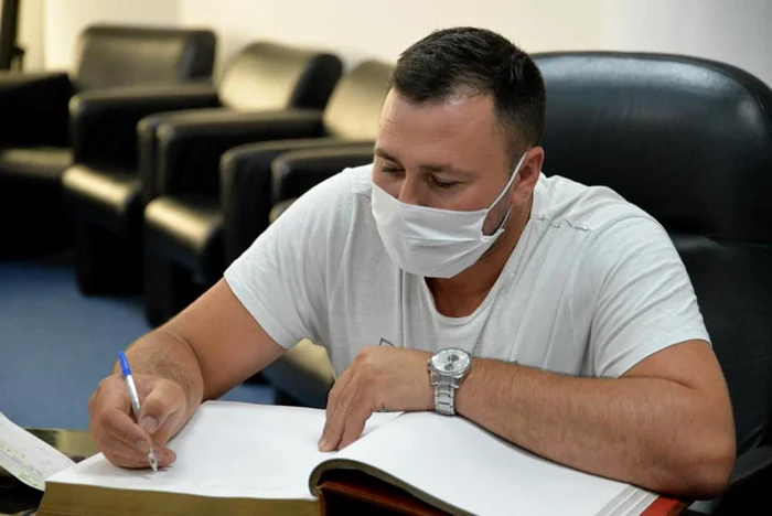 Adrian Petrea a venit marţi la sediul loteriei pentru a-şi încasa premiul FOTO: Facebook/ Loteria Română