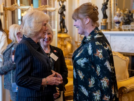 Regina consoartă Camilla alături de invitatele ei de 8 Martie