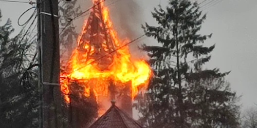 biserica din luncani, cuprinsa de un incendiu foto facebook Anton Vincentiu Demetriad png