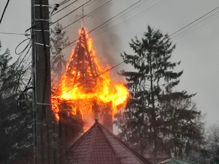 Biserica din Luncani, cuprinsă de flăcări/FOTO: Facebook/Anton Vincentiu-Demetriad