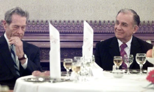 Ion Iliescu a înaintat în grad 22 de cavaleri ai ordinului Mihai Viteazul în prezenta regelui Mihai în noiembrie 2002 FOTO Mediafax / Catalina Filip
