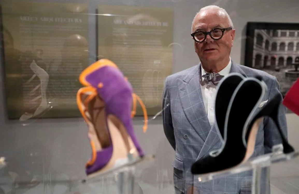 
    Spaniolul Manolo Blahnik, 77 de ani, dă peste cap toate canoanele din modăfoto: EPA  