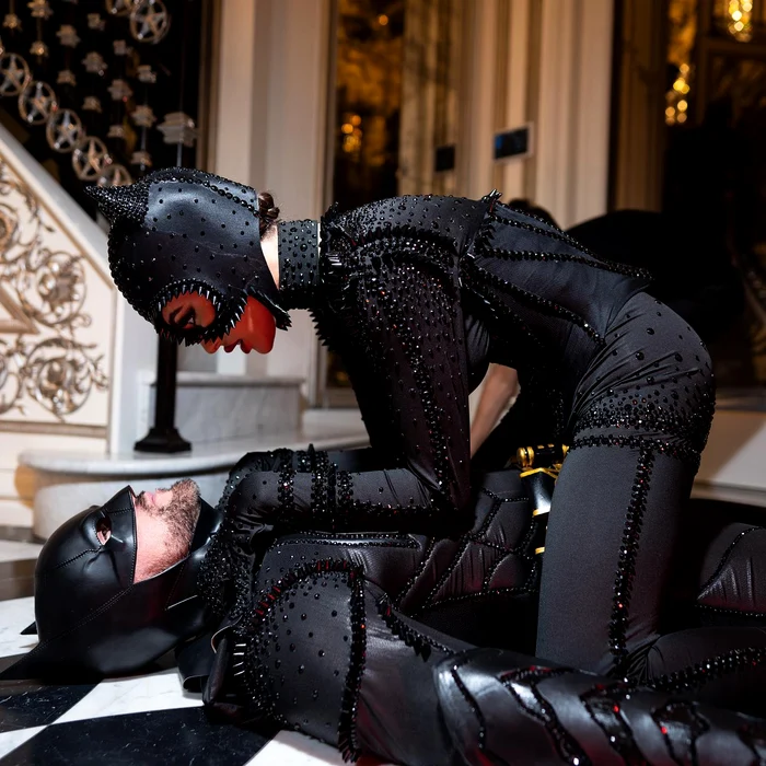 Philipp Plein si Lucia Bartoli costumati ca Batman si Cat Woman Instagram (4) jpg