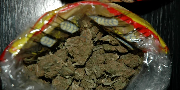 Drogurile erau vândute de dealer cu 40 de lei pe gram, şi ajungeau la consumatori cu 60 de lei pe gram