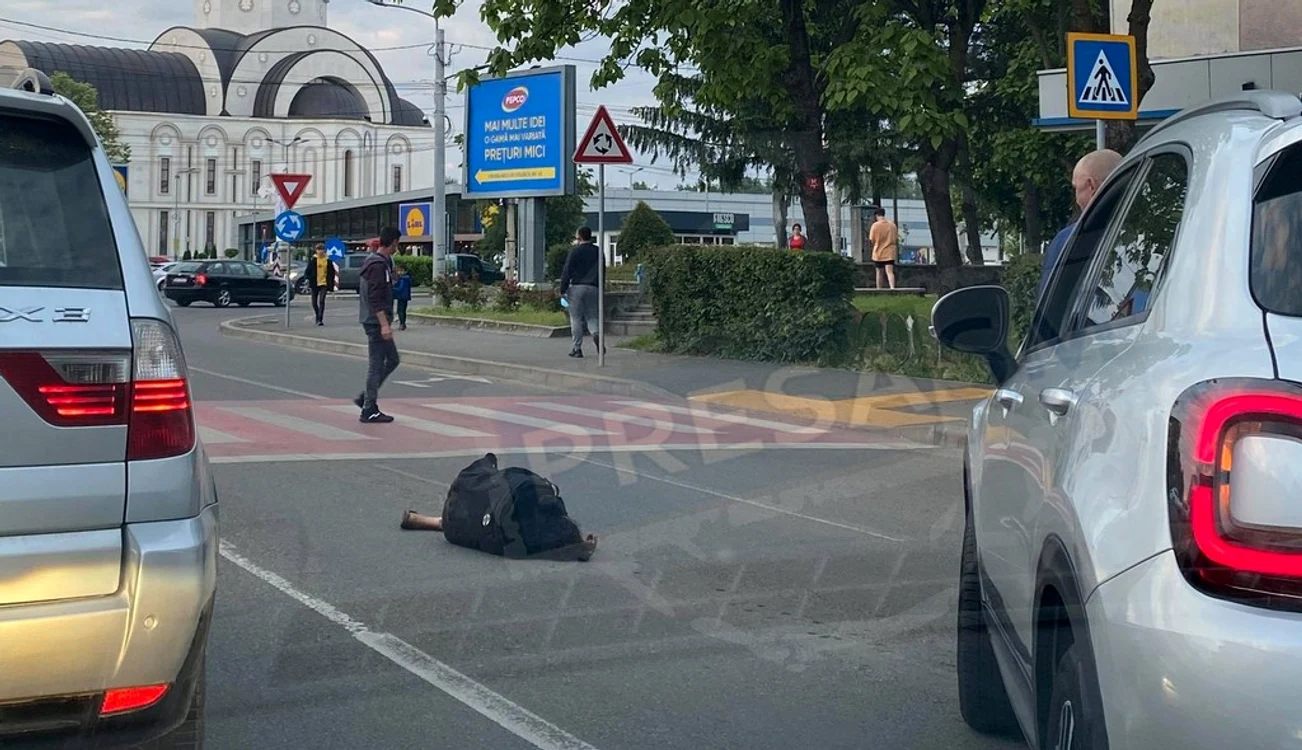 
    O femeie a zăuct minute bune în mijlocul străzii fără să fie băgată în seamă de nimeniFoto: Presasm.ro  