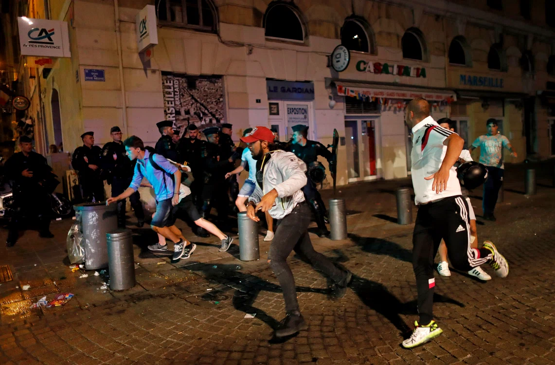 
    Marsilia, sub asediul violențelor dintre suporterii englezi, ruși și franceziFoto AP  
