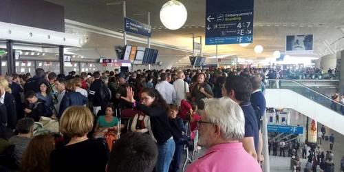 Aeroportul Charles de Gaulle - evacuat FOTO Twitter