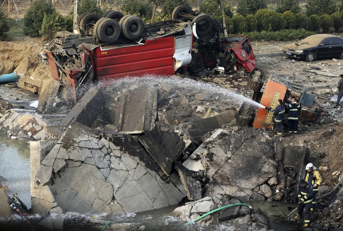 Un camion s-a răsturnat din cauza deflagraţiei puternice. FOTO: Reuters