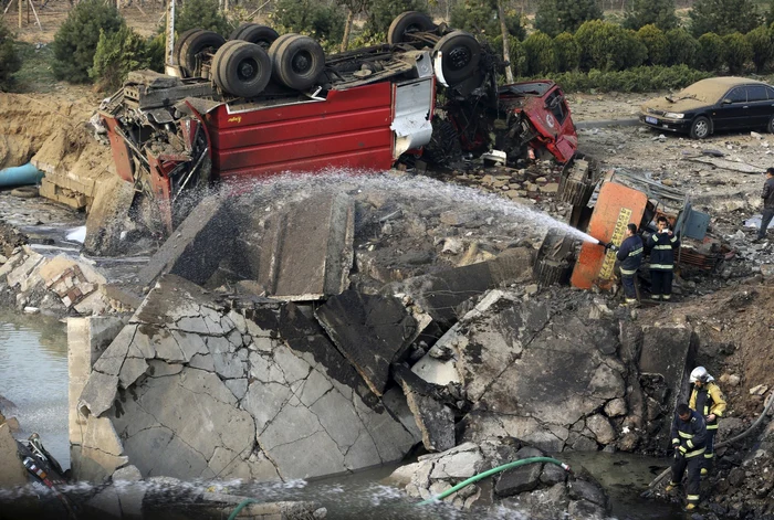 Un camion s-a răsturnat din cauza deflagraţiei puternice. FOTO: Reuters