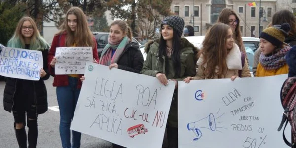 Proteste ale elevilor în faţa CJ Constanţa FOTO Asociaţia Elevilor Constanta