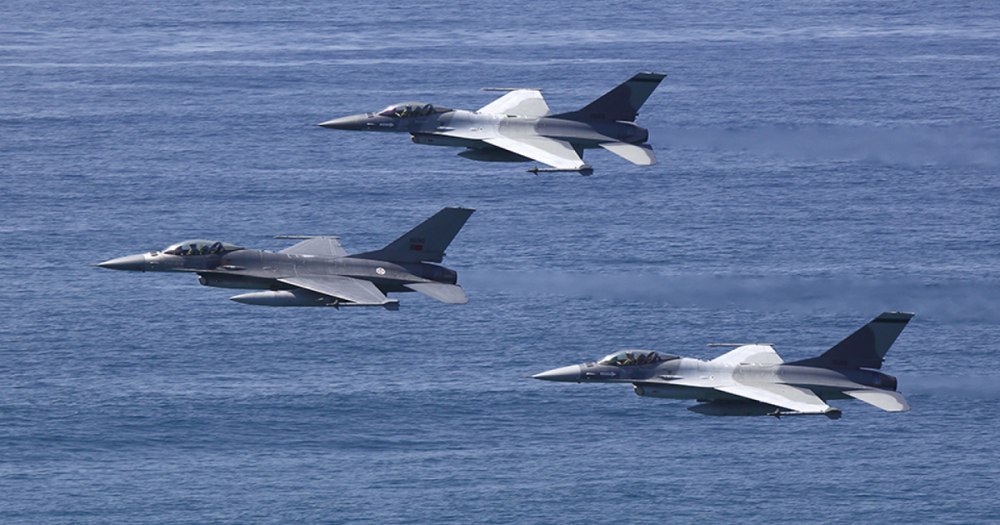 Ucrainenii vor putea folosi, în sfârşit, avioanele de luptă F-16. Zelenski a confirmat primirea primelor aparate: „o realitate pe cerul nostru”
