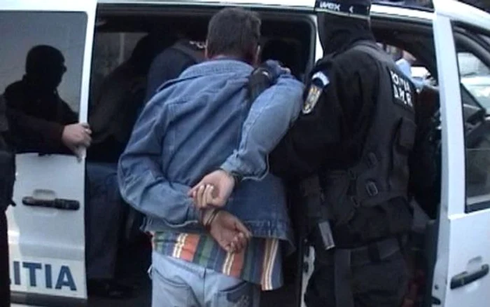 
    O femeie de 80 de ani a ucisă cu bestialitate în propria locuinţă de un consătean, care i-a furat cerceii şi doi leiFoto: adevarul.ro  