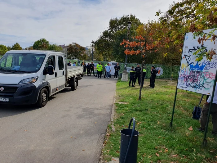 Scandal la demontarea gardurilor de la Piața Unirii FOTO: Click! 