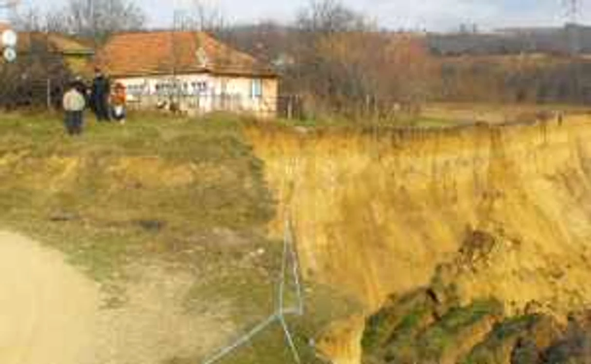Alunecare de teren în localitatea Cojanu-Răteşti 