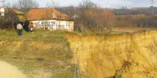 Alunecare de teren în localitatea Cojanu-Răteşti 