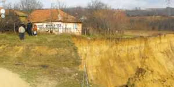 Alunecare de teren în localitatea Cojanu-Răteşti 