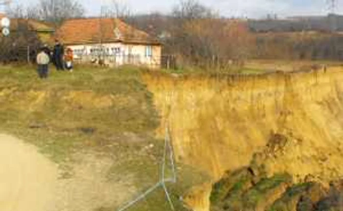 Alunecare de teren în localitatea Cojanu-Răteşti 