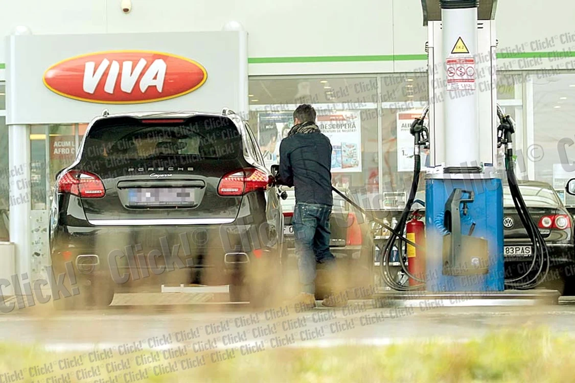 N-a fost scăpat din ochi  de bodyguarzi (Fotografii: Mihai Ionescu)