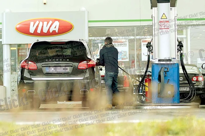N-a fost scăpat din ochi de bodyguarzi (Fotografii: Mihai Ionescu)