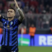 Hakan Çalhanoglu si Lautaro Martínez (EPA) jpg