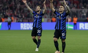 Hakan Çalhanoglu si Lautaro Martínez (EPA) jpg