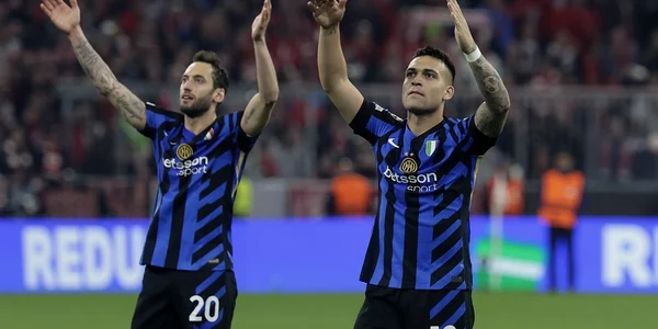 Hakan Çalhanoglu si Lautaro Martínez (EPA) jpg