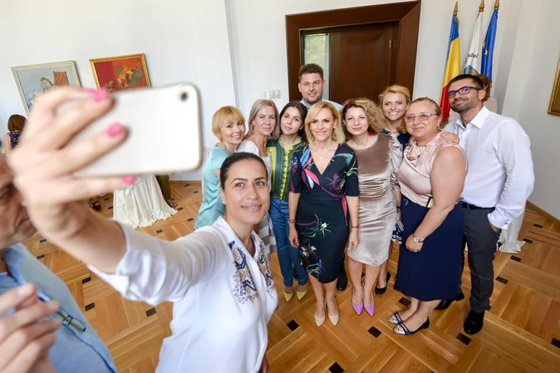 
    Pe mandatul Gabrielei Firea angajații din subordinea Primăriei Capitalei au avut viață bună   