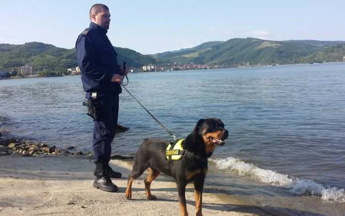 Niza împreună cu agentul şef adjunct Tiberiu Olaru pe faleza de la Orşova, în timpul une misiuni de patrulare FOTO Alexandra Georgescu