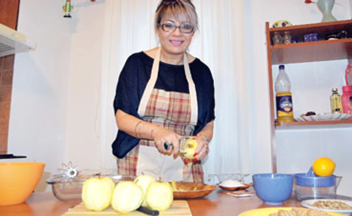 
    Prăjitura cu mere la cuptor, sos caramel, biscuiţi şi scorţişoară se face repede şi e delicioasă  