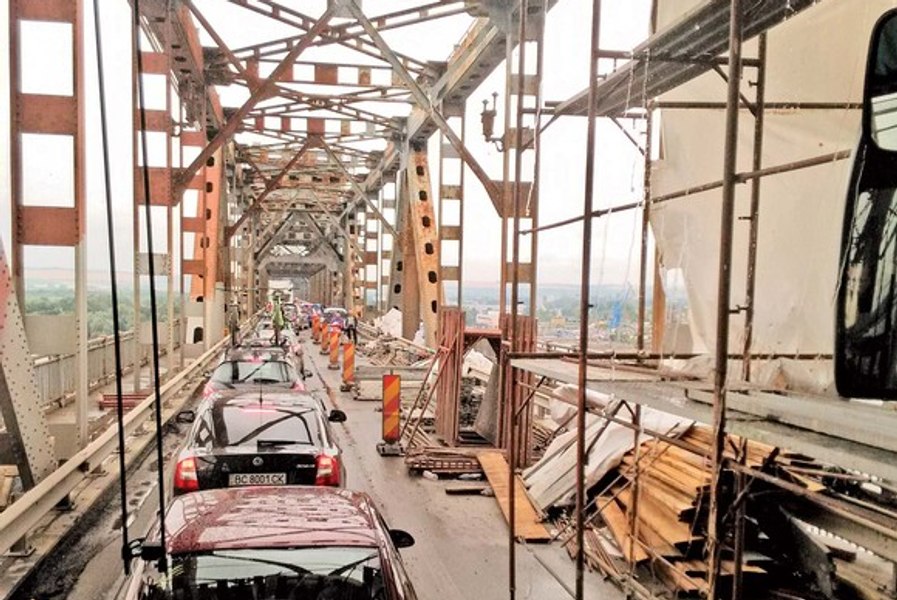 Traficul pe Podul Prieteniei între Giurgiu și Ruse se desfășoară pe o singură bandă până în martie
