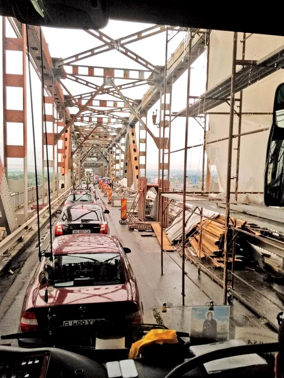 
    Se circulă pe o singură bandă pe podul Giurgiu -Ruse  