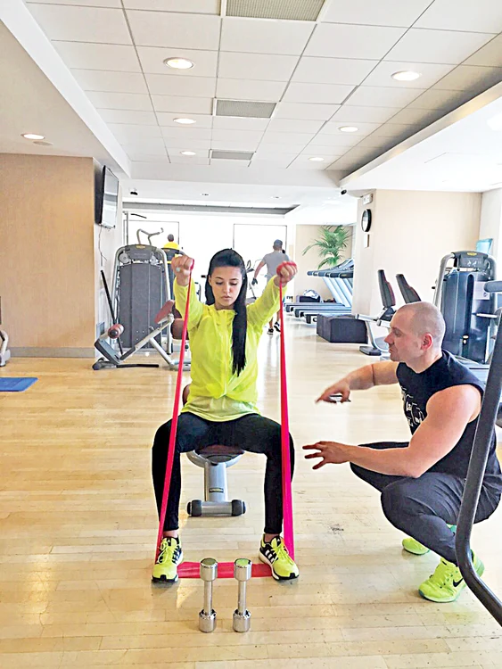 
    Antonia face sport cu  antrenorul vedetelor,  Sasha Calisthenic  