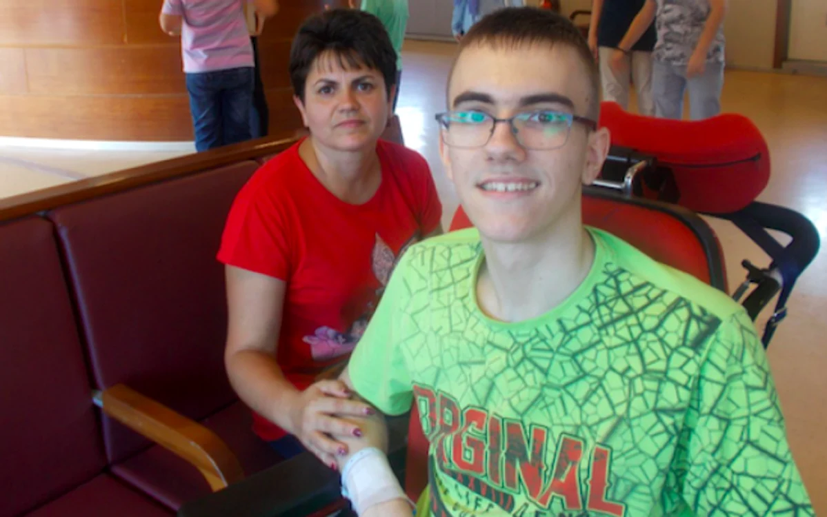 Alexandru şi mama, încrezători în şansa pe care le-ar da-o donaţiile Sursa AR