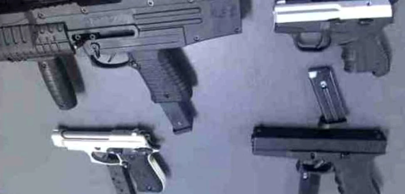 Mai multe arme au fost confiscate de poliţişti, în urma percheziţiilor de sâmbătă FOTO Arhivă Adevărul