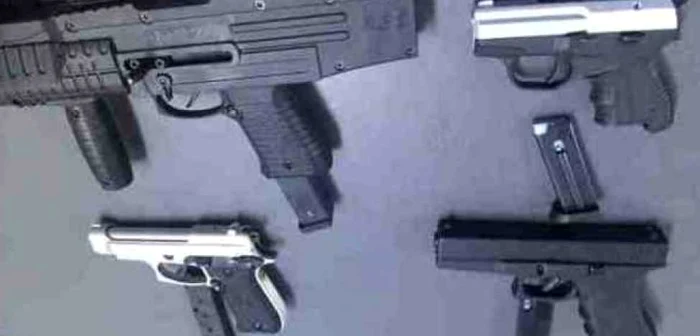 Mai multe arme au fost confiscate de poliţişti, în urma percheziţiilor de sâmbătă FOTO Arhivă Adevărul
