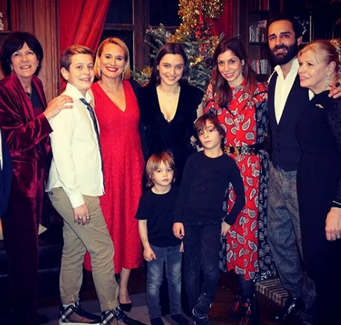 
    Andreea Esca, alături de mai mulţi apropiaţi şi de copiii eifoto: Instagram  