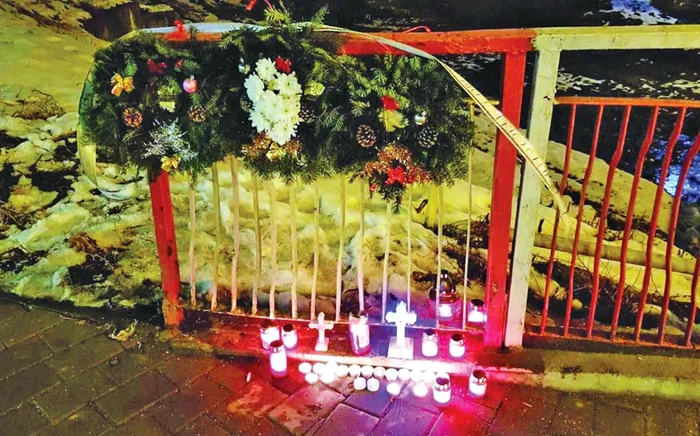 
    Apropiaţii tânărului  omorât au aprins  lumânări la locul crimei   