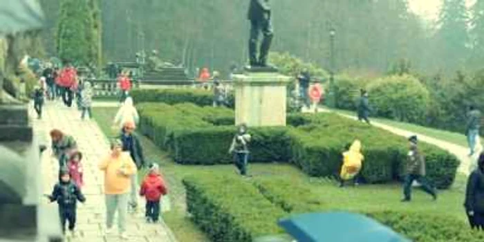 Copiii s-au distrat pe cinste pe aleile Castelului Peleş. Foto captura peles.ro