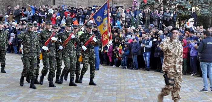 Mii de oameni au asistat la parada militară din centrul Piteşiului