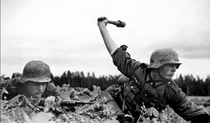 Soldat german aruncând o grenadă FOTO britannica.com