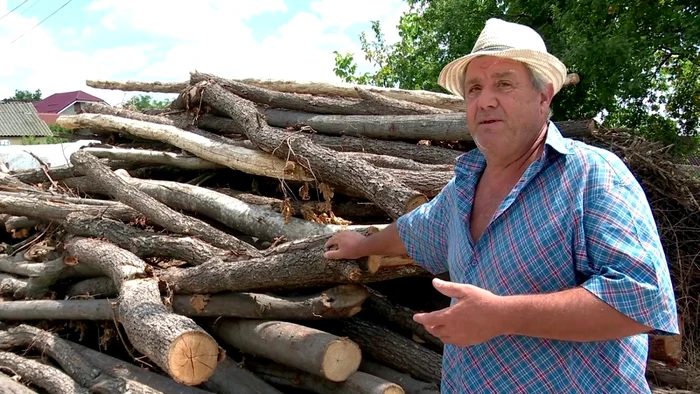Gheorghe Manole  a cheltuit mult ca să-și  asigure stocul de lemne. Fotografii: Iulian Bunilă 