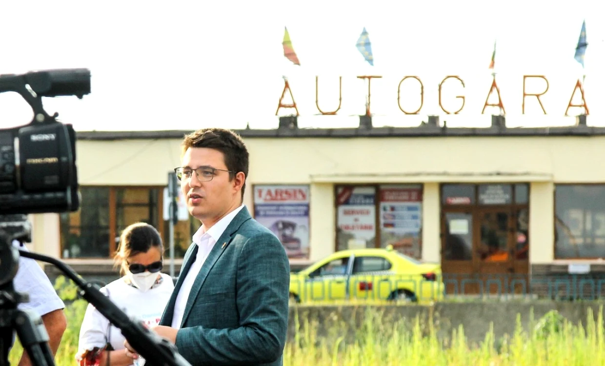 Nu politica trebuie să schimbe persoana, ci persoana să schimbe felul în care se face politica.